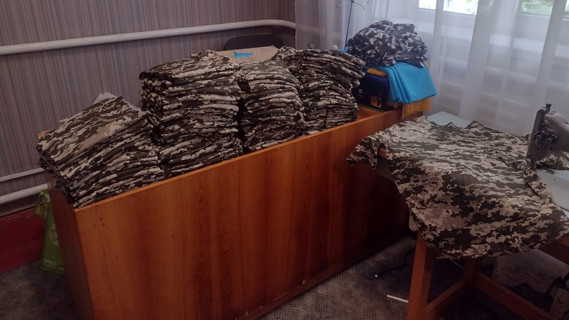 Волинянки шиють футболки та білизну бійцям ЗСУ
