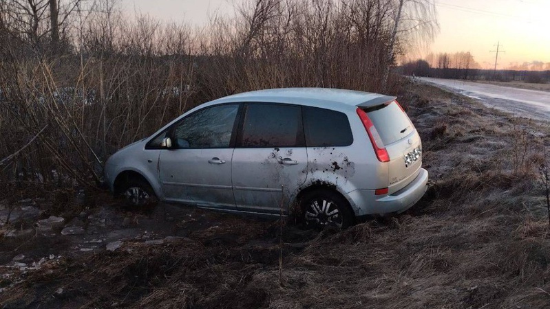 На Волині авто злетіло у кювет, у якому перебували жінка з дитиною