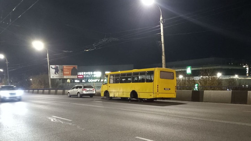 У Луцьку в маршрутки під час руху відлетіло колесо. ВІДЕО