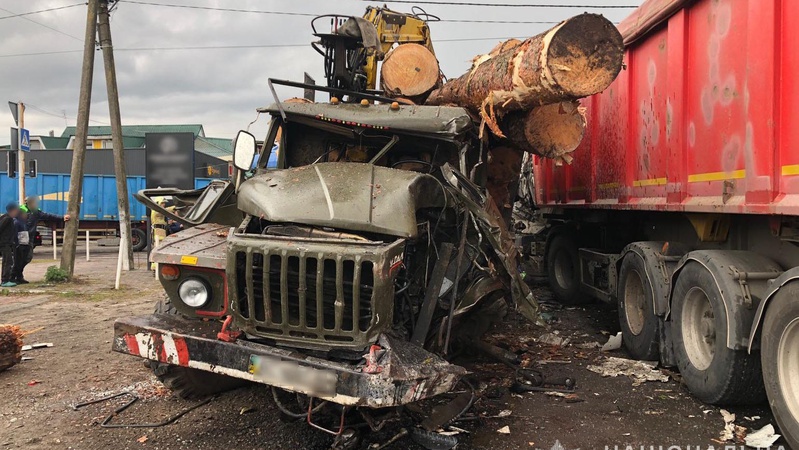 Поліцейські з’ясовують обставини ДТП у Луцькому районі за участі лісовоза та вантажівки