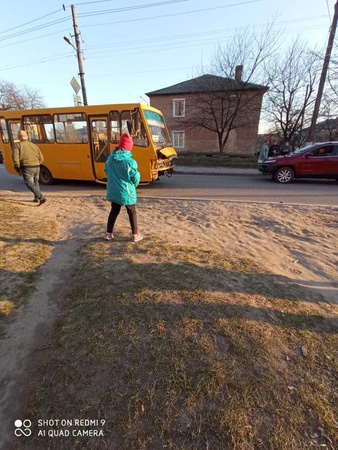 У місті на Волині зіткнулися маршрутка й легковик