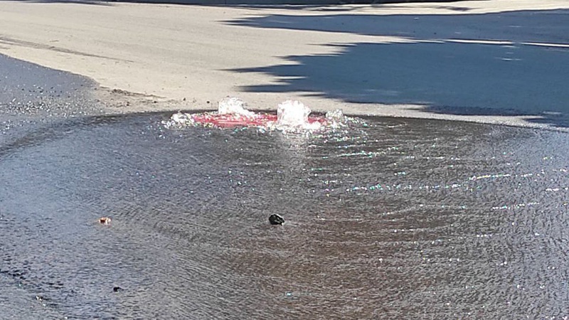 У Луцьку на вулиці Івана Франка з люка тече вода. ФОТО