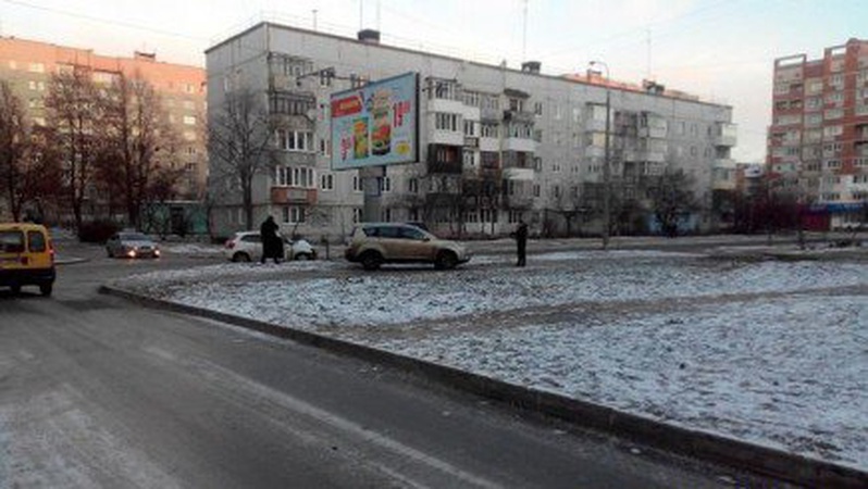 У Луцьку водій електромобіля втік з місця ДТП, в’їхавши у припаркований Peugeot