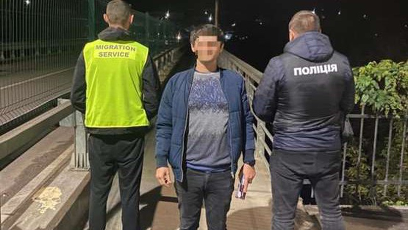 Волинські міграційники вдруге видворили азербайджанця