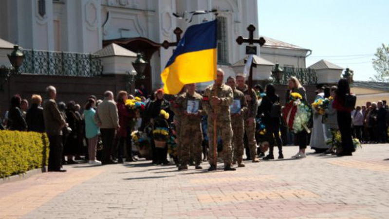 Під звуки оркестру: у Луцьку попрощалися з Героями Олександром Бебком та Анатолієм Харитоновим