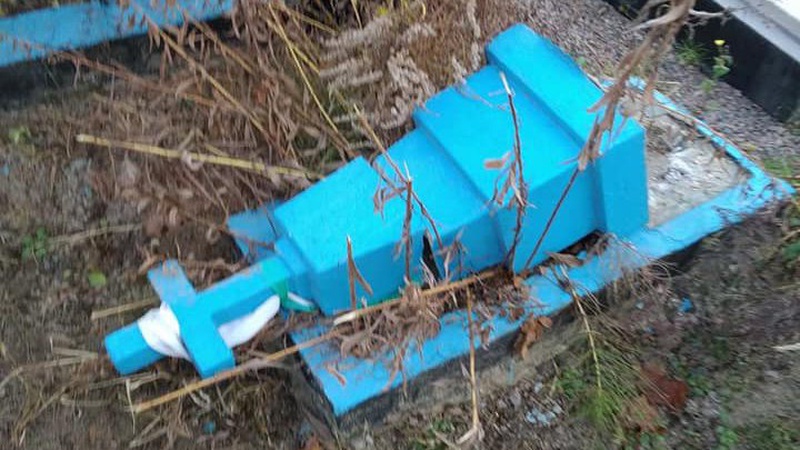 На Волині вандали понищили могили на кладовищі