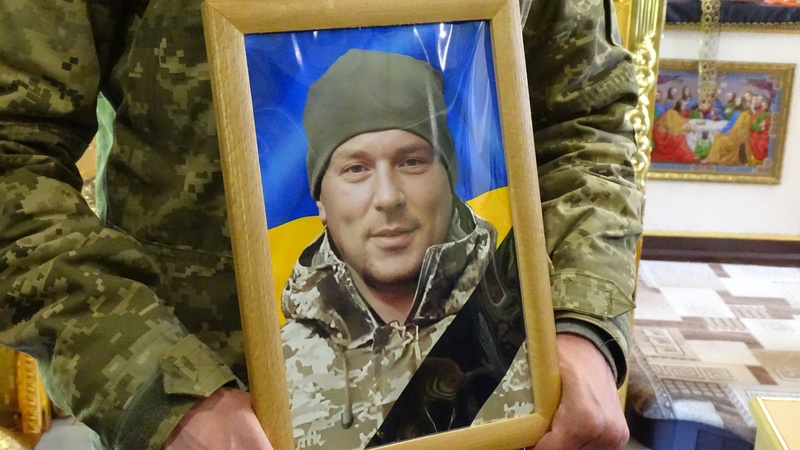 Останню дорогу встелили тюльпанами та бузком: на Турійщині попрощалися із Героєм Андрієм Сливкою