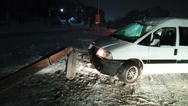 У Нововолинську мікровен збив електричний стовп. ФОТО