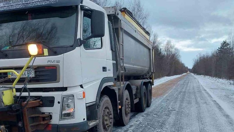 На Волині 28 одиниць спецтехніки чистять від снігу і посипають дороги