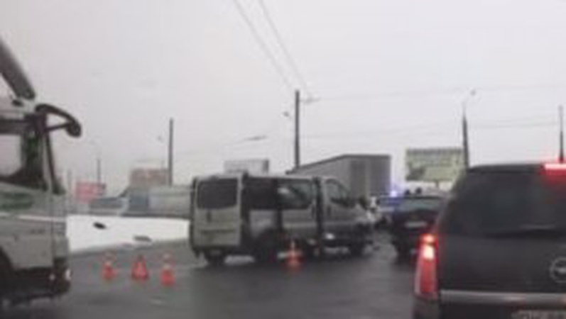 У Луцьку на кільці – ДТП: зіткнулися бус, фура і легковик. ВІДЕО