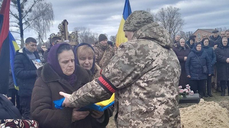 Майже рік вважали безвісти зниклим: волиняни попрощалися з Героєм Віталієм Колошвою