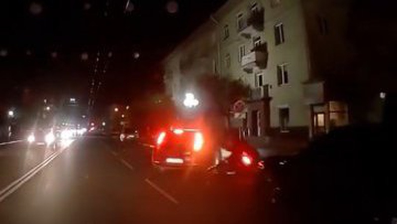 У Луцьку вночі мотоцикліст влетів у легковик. ВІДЕО