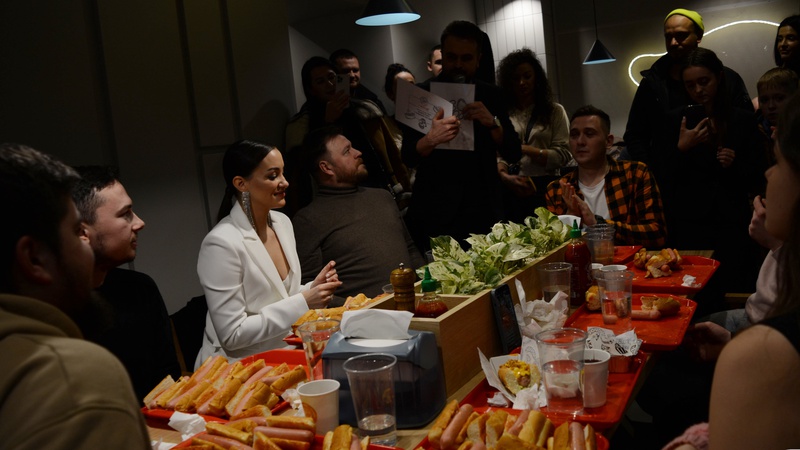 В Луцьку  організували чемпіонат поїдання хот-догів