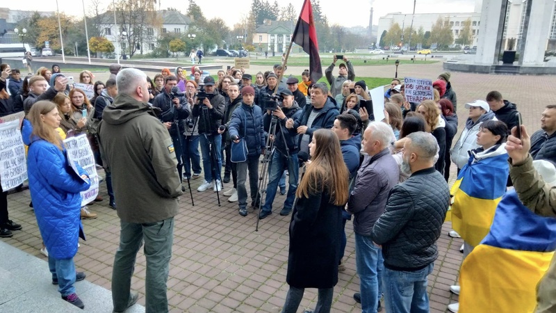 У Луцьку активісти вийшли на акцію під Волинську ОДА: що вимагають. ФОТО