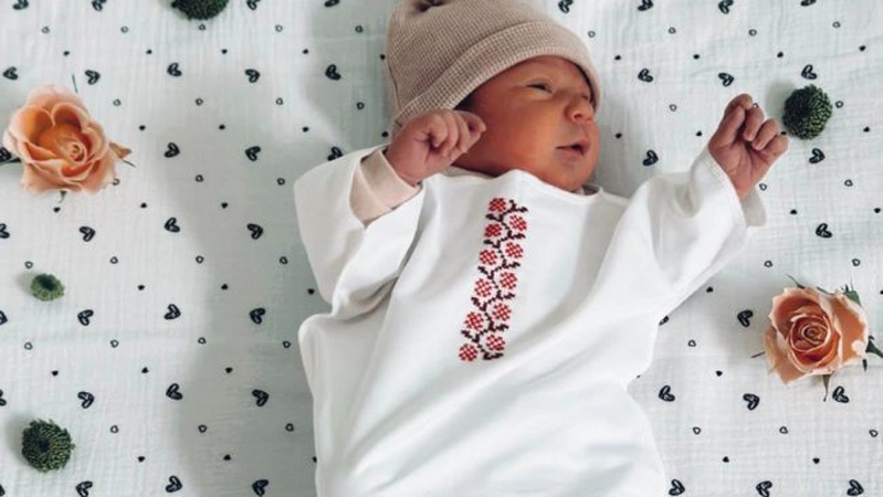 У пологовому на Волині немовлят одягнули у перші в їхньому житті вишиванки. ФОТО