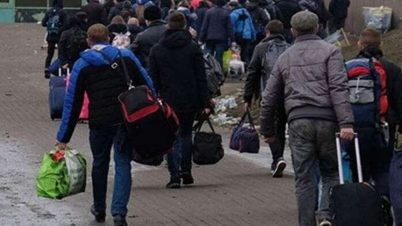 Хто з чоловіків може виїжджати за кордон: спростування фейків