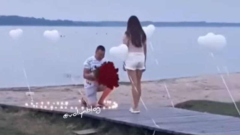 Волинянин освідчився коханій на Світязі