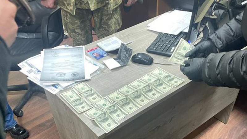 На Волині прикордоннику пропонували тисячу доларів хабаря за безперешкодний виїзд. ФОТО