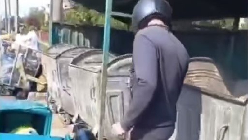 У Луцьку спіймали чоловіка, який викидав у контейнери небезпечні відходи. ВІДЕО