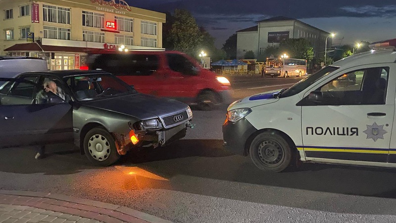 У Володимирі на перехресті зіткнулися два автомобілі. ФОТО