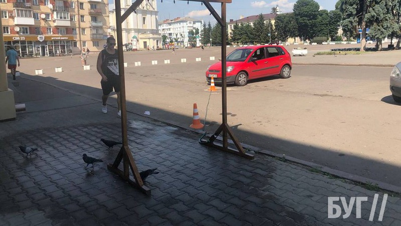 Володимирчан від спеки рятують рамки-розпилювачі води