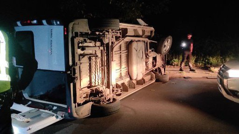 У Луцьку вночі бус влетів в електроопору і перекинувся. ФОТО