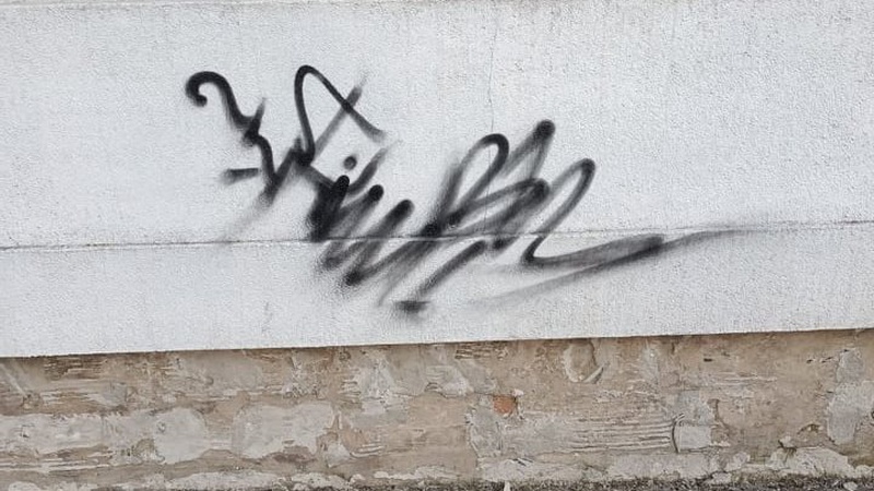 Спіймали 27-річного лучанина, який обписував стіни суду