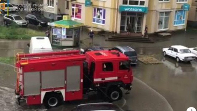 У Луцьку внаслідок негоди підтопило дев’ять вулиць та чотири медзаклади. ВІДЕО