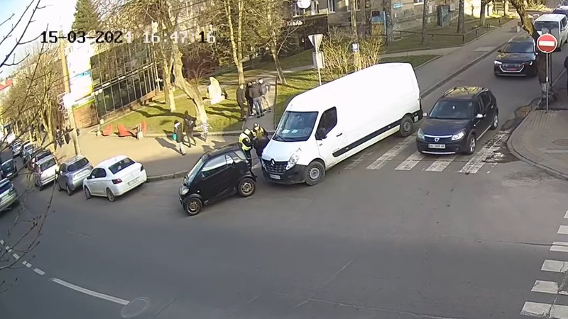 ДТП у Луцьку: на Винниченка автомобіль «Renault» в’їхав у «Smart»