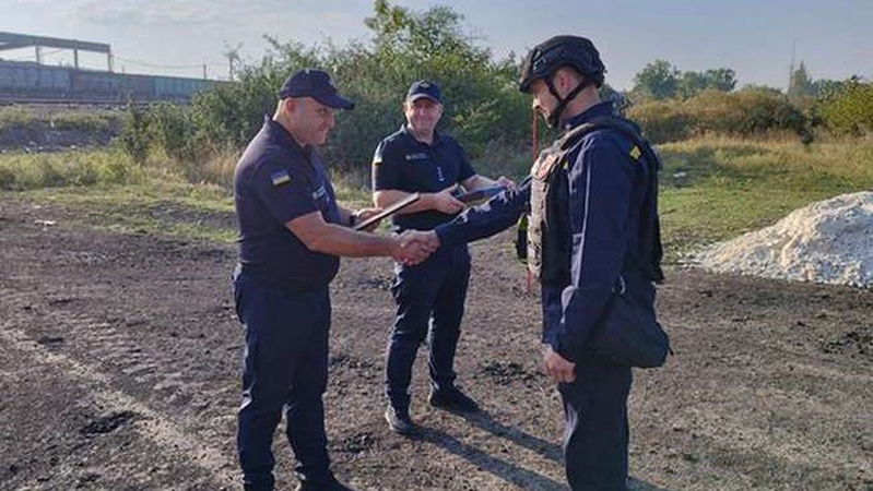 Волинським піротехнікам, які працюють на Донеччині, вручили відзнаки та чергові звання
