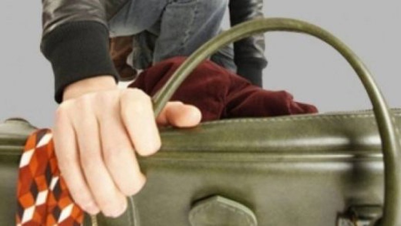 У Нововолинську чоловік поцупив сумку пенсіонерки, поки та прибирала на могилах