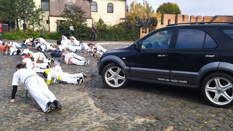 У Луцьку каратисти влаштували забіг і подарували авто прикордонникам