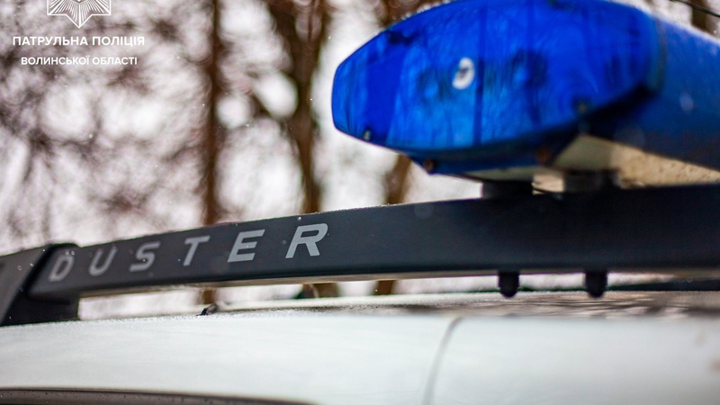 Волинські патрульні спіймали водійку, яка користувалася телефоном під час керування
