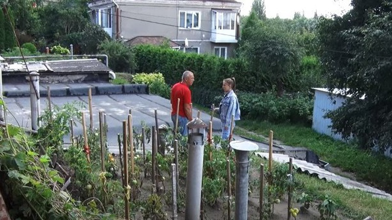 У центрі Луцька чоловік вирощує овочі на даху