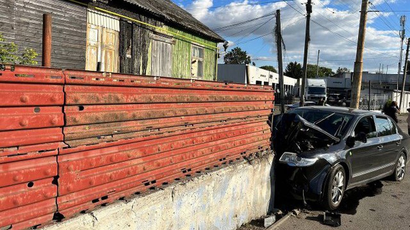 Водію стало зле: у Луцьку легковик злетів з дороги й врізався у паркан