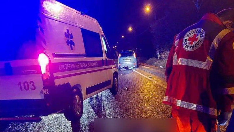 На Волині автомобіль збив двох пішоходів на «зебрі»: жінка померла