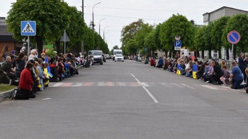 «Не можна ділитись на схід і захід», - волонтерка обурилась коментарям, що «Волинь забула про війну»