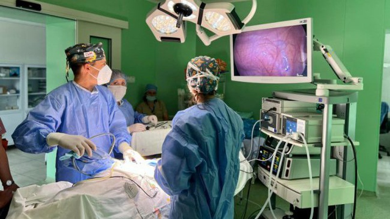 Львівські лікарі прооперували 13-річну волинянку з надмірним потовиділенням рук та стоп