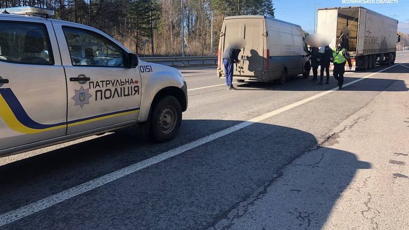 На волинській дорозі застрягла машина: патрульні кинулися на допомогу
