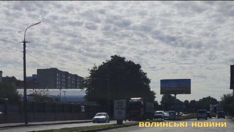 У Луцьку — ДТП: легковий автомобіль в’їхав у вантажівку