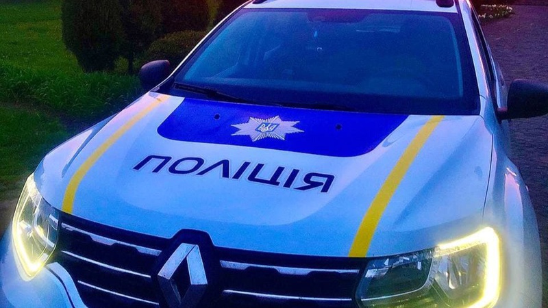 Лучани заявили в поліцію на чоловіка, який кричав та стукав по автомобілях