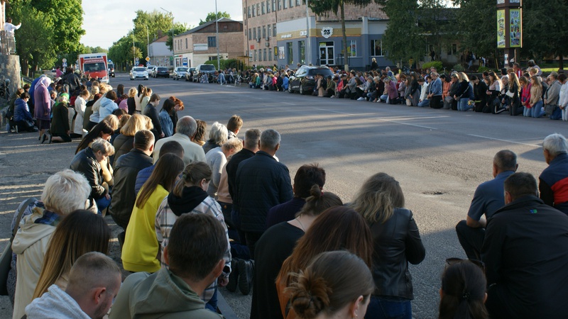 У Рожищі навколішки зустріли загиблого Героя