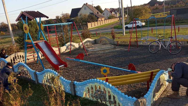 У громаді на Волині облаштували площу біля клубу