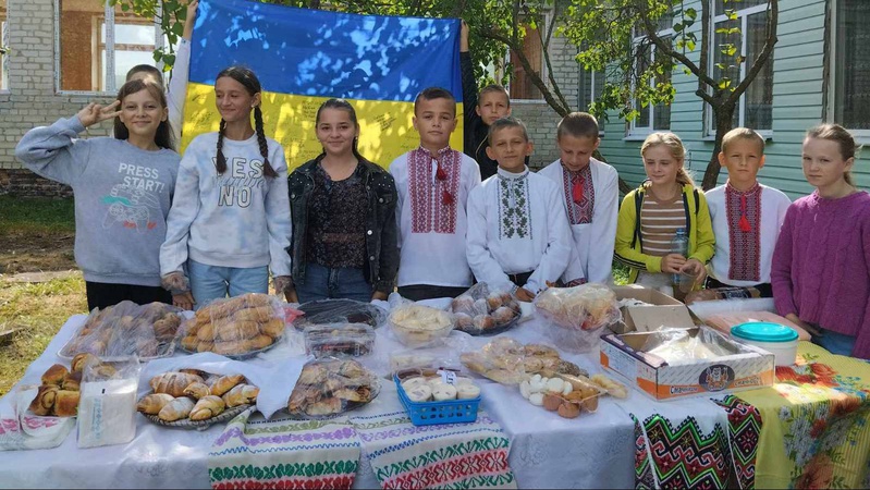 Військовий з Волині передав у рідну школу особливий прапор