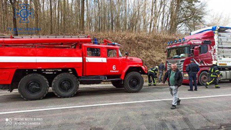 Поблизу Ківерців занесло вантажівку: вона перекрила рух трасою