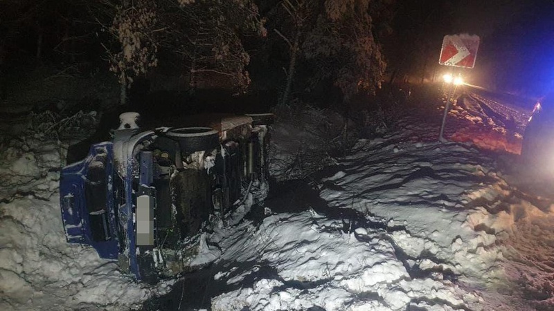 На Волині 58-річний водій не впорався з керуванням і влетів в кювет: є постраждалі