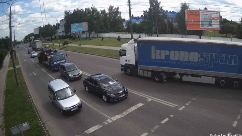 У Луцьку автомобіль «УРАЛ» вилетів на евакуатор. ВІДЕО