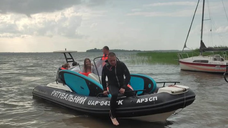 На Світязі через негоду човен з дорослими та дитиною віднесло на середину озера