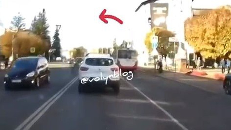 У центрі Луцька обірвалася декоративна конструкція й впала на пішохідний перехід. ВІДЕО