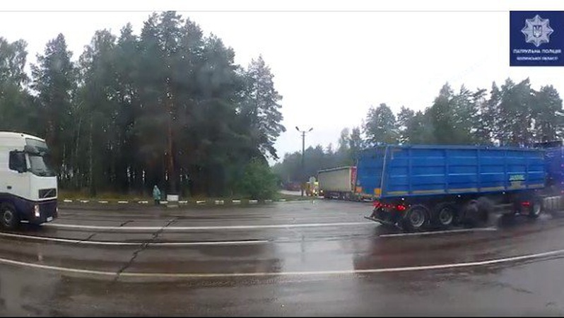 Поблизу Маневич у вантажівки вистрілило колесо. ВІДЕО